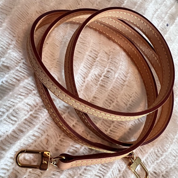 LOUIS VUITTON
Damier Azur Eva Clutch - Picture 8 of 16